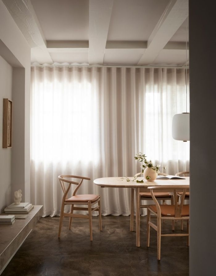 Carl Hansen Wishbone Chair CH24 in Eiche geölt, mit Sitzfläche aus Naturkordel mit Sitzkissen an einem Tisch