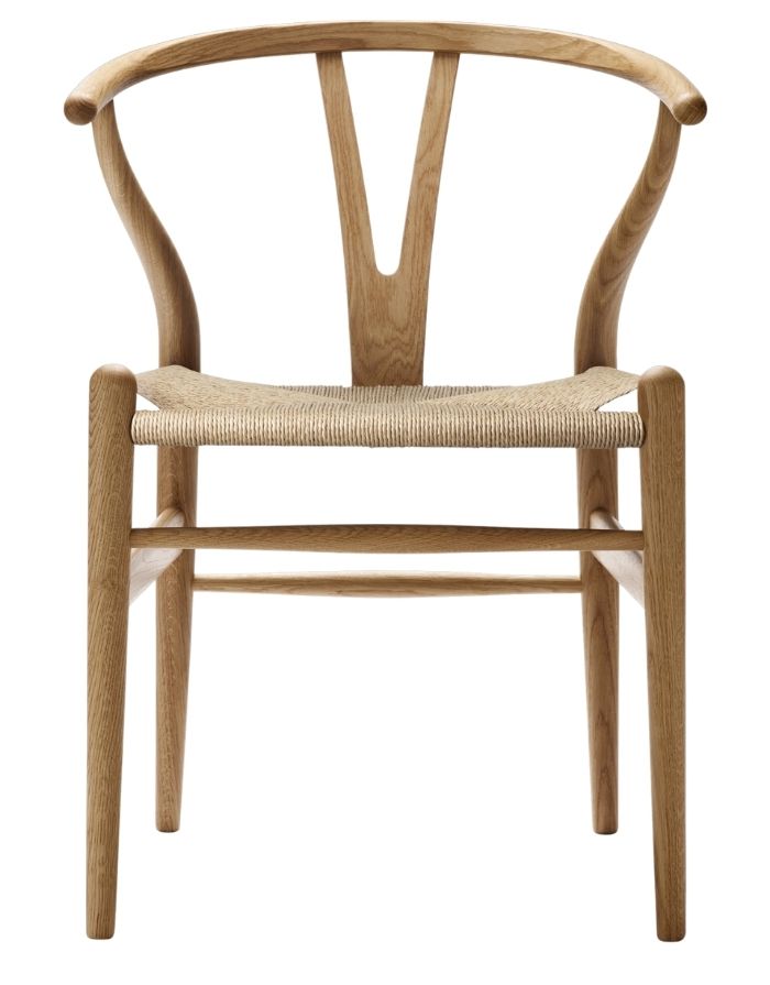 Carl Hansen Wishbone Chair CH24 in Eiche geölt, mit Sitzfläche aus Naturkordel als Freisteller von vorne 