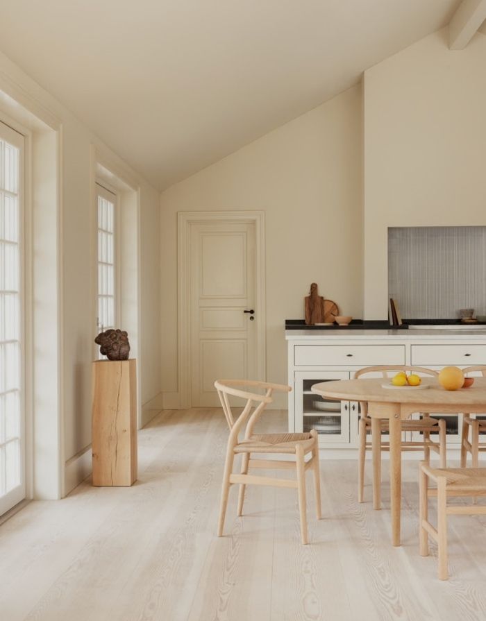Carl Hansen Wishbone Chair CH24 in Eiche geseift mit Sitzfläche aus Naturkordel in einer Küche