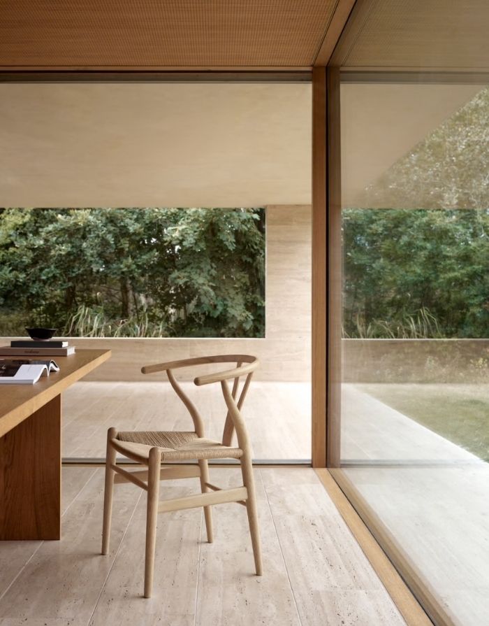 Carl Hansen Wishbone Chair CH24 in Eiche geseift mit Sitzfläche aus Naturkordel an einem Schreibtisch 