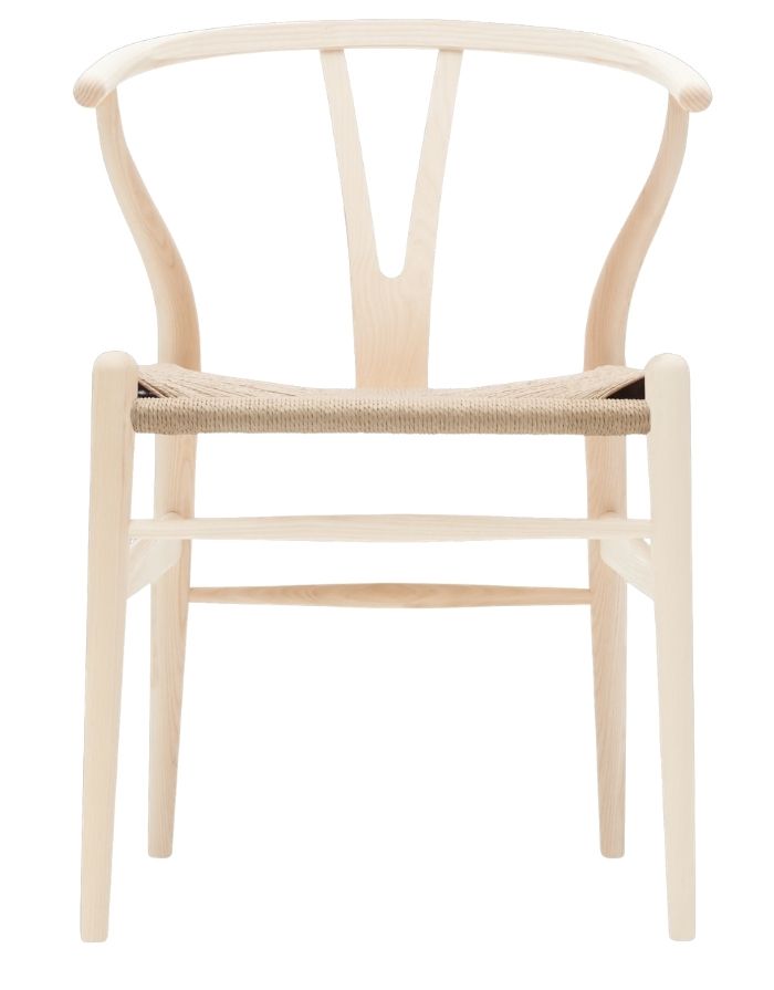 Carl Hansen Wishbone Chair CH24 in Esche geseift mit Sitzfläche aus Naturkordel als Freisteller von vorne 