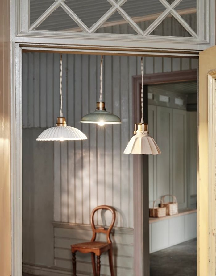 Pendelleuchte Ingrid Large Antique White von Strömshaga aus Metall mit handbemalter Antik-Oberfläche und beigem Textilkabel mit anderen Strömshaga Lampen
