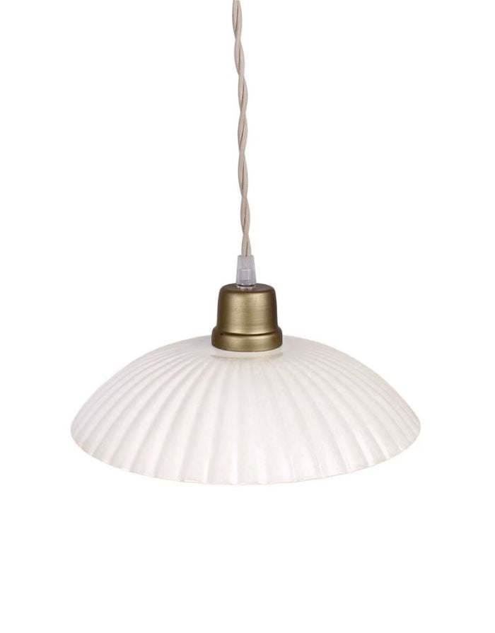 Pendelleuchte Ingrid Large Antique White von Strömshaga aus Metall mit handbemalter Antik-Oberfläche und beigem Textilkabel als Freisteller von oben