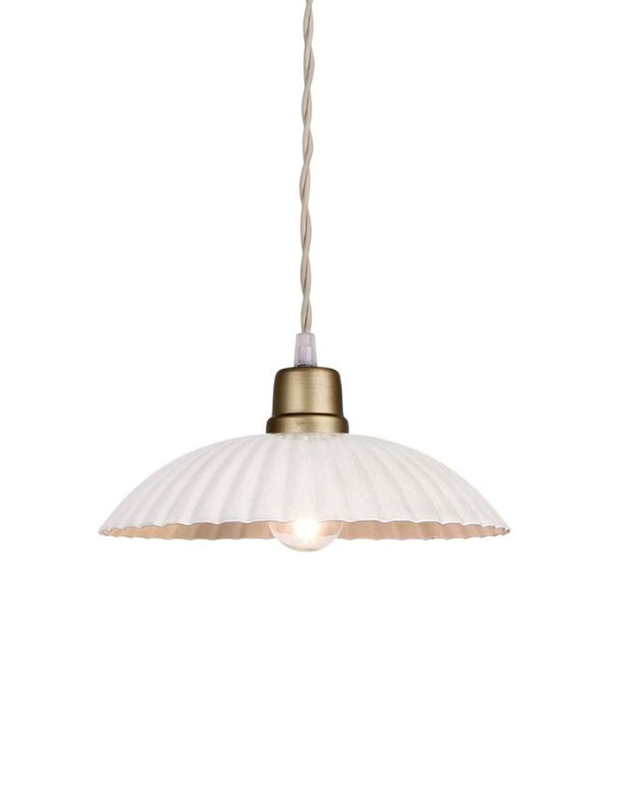 Pendelleuchte Ingrid Large Antique White von Strömshaga aus Metall mit handbemalter Antik-Oberfläche und beigem Textilkabel als Freisteller