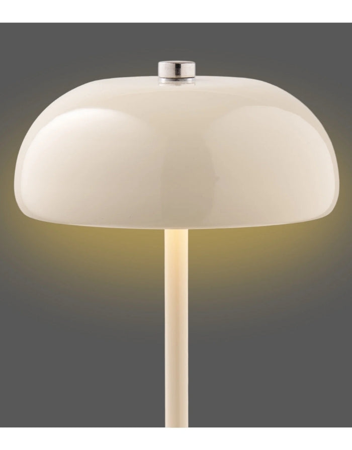 Portable Tischlampe Margate von House Nordic in Beige aus Metall mit fest verbauter LED und wiederaufladbarem Akku leuchtend im Detail