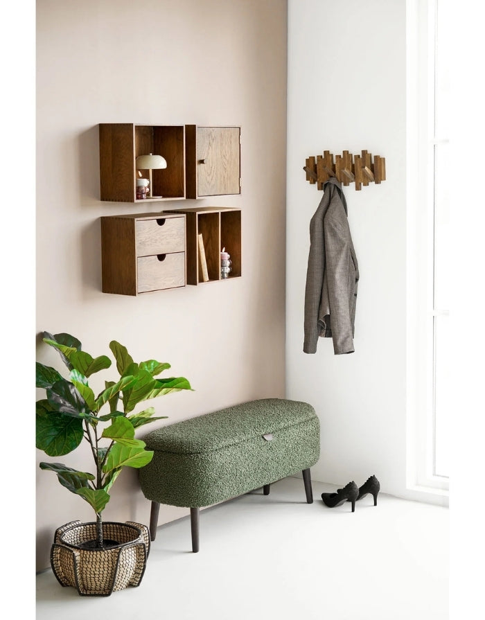 Portable Tischlampe Margate von House Nordic in Beige aus Metall mit fest verbauter LED und wiederaufladbarem Akku in einem Regal