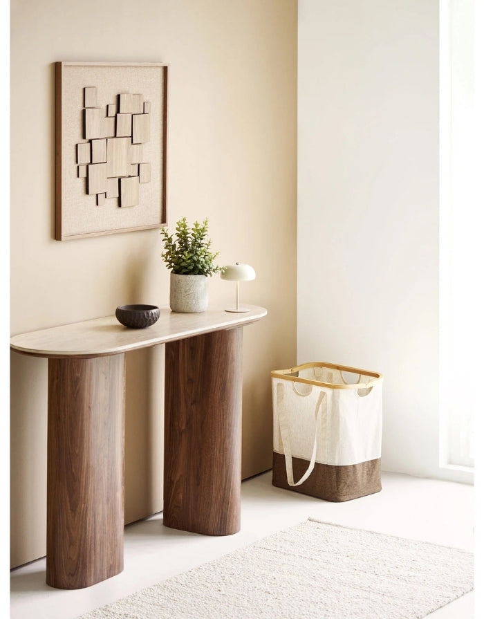 Portable Tischlampe Margate von House Nordic in Beige aus Metall mit fest verbauter LED und wiederaufladbarem Akku auf einer Konsole