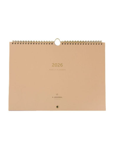 Familien Planer 2026 Beige von A-Journal – Spiralgebundene Jahresagenda für bis zu fünf Personen mit Wochenübersichten, Checklisten, Stickerblatt und cremefarbenem FSC-Papier.