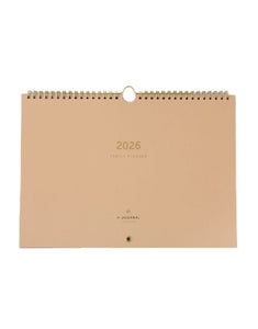 Familien Planer 2026 Beige von A-Journal – Spiralgebundene Jahresagenda für bis zu fünf Personen mit Wochenübersichten, Checklisten, Stickerblatt und cremefarbenem FSC-Papier.