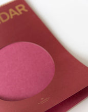 Laden Sie das Bild in den Galerie-Viewer, Großformatiger A3 Kalender 2026 von A-Journal in warmen Pinktönen – stilvoller Wandkalender mit Monatsübersichten und praktischen Listen für optimale Planung.
