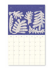 Laden Sie das Bild in den Galerie-Viewer, Kalender 2026 Arty von A-Journal – handgemalte Monatsillustrationen, Spiralbindung, FSC-zertifiziertes Papier, praktische Monatsübersichten, kreativer Wandkalender für Kunst- und Farbliebhaber.
