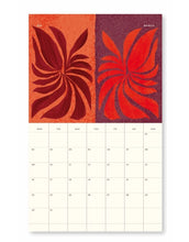 Laden Sie das Bild in den Galerie-Viewer, Kalender 2026 Arty von A-Journal – handgemalte Monatsillustrationen, Spiralbindung, FSC-zertifiziertes Papier, praktische Monatsübersichten, kreativer Wandkalender für Kunst- und Farbliebhaber.
