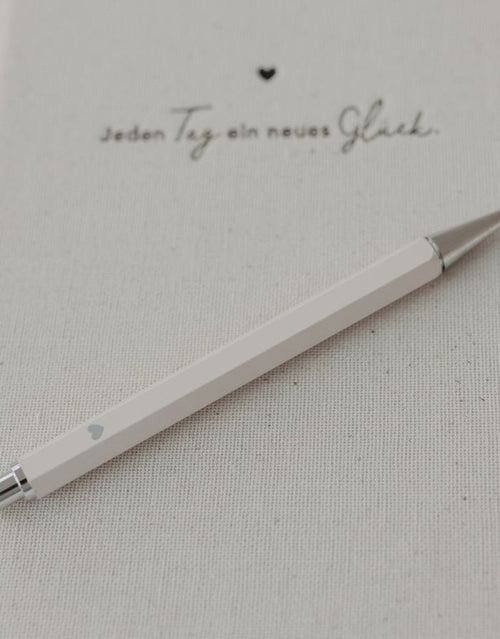  Druckbleistift von Eulenschnitt in Creme mit silberfarbenen Details, integriertem Radiergummi und nachfüllbarer Mine Nah