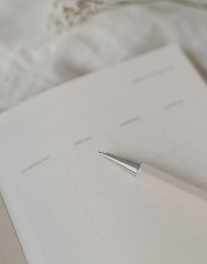  Druckbleistift von Eulenschnitt in Creme mit silberfarbenen Details, integriertem Radiergummi und nachfüllbarer Mine auf Kalender