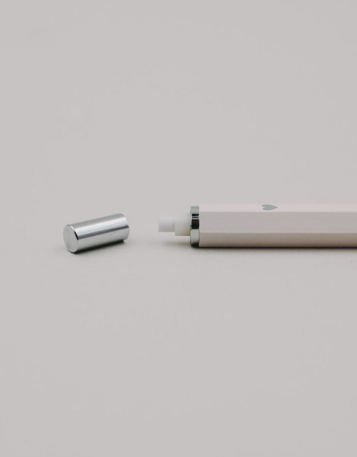  Druckbleistift von Eulenschnitt in Creme mit silberfarbenen Details, integriertem Radiergummi und nachfüllbarer Mine Radiergummi