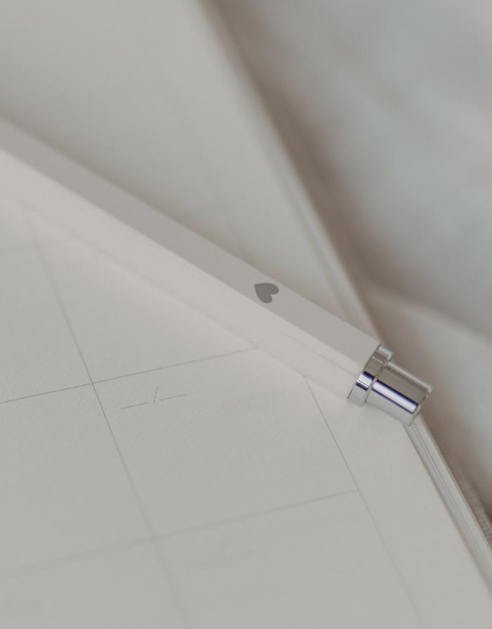  Druckbleistift von Eulenschnitt in Creme mit silberfarbenen Details, integriertem Radiergummi und nachfüllbarer Mine Herz