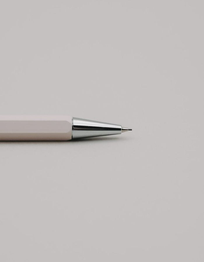  Druckbleistift von Eulenschnitt in Creme mit silberfarbenen Details, integriertem Radiergummi und nachfüllbarer Mine Nah