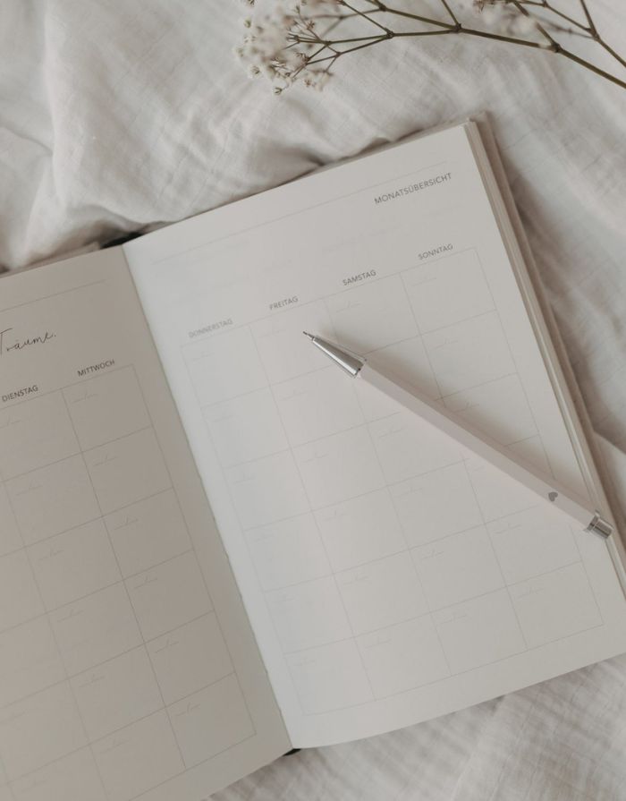  Druckbleistift von Eulenschnitt in Creme mit silberfarbenen Details, integriertem Radiergummi und nachfüllbarer Mine Auf Kalender