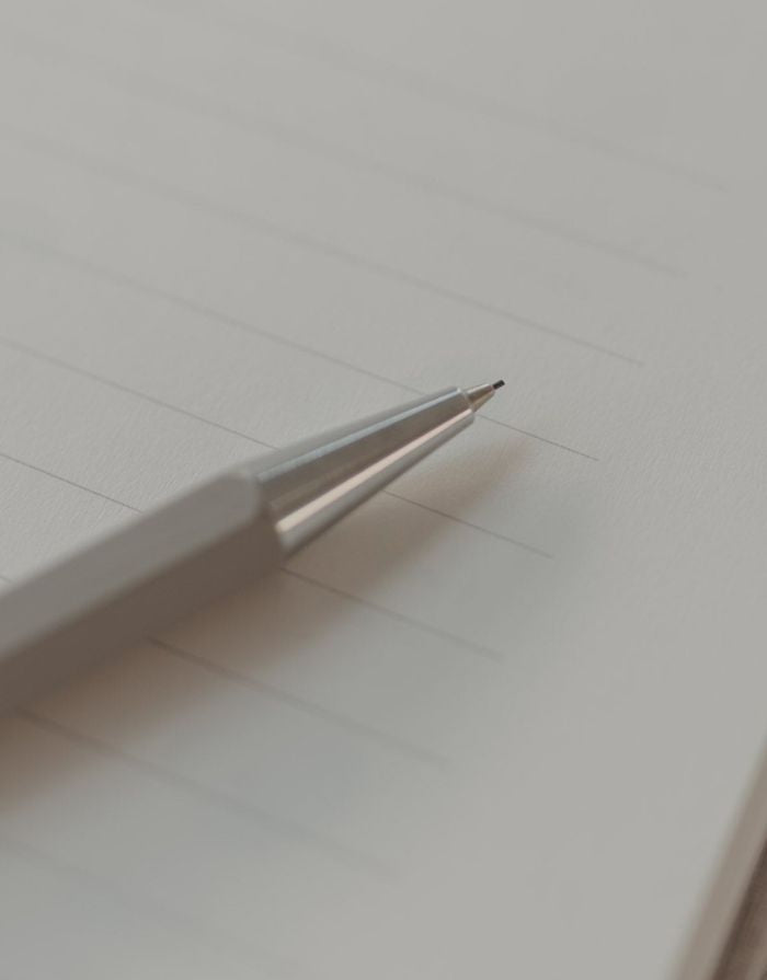  Grauer Druckbleistift von Eulenschnitt mit silberfarbenen Details, integriertem Radiergummi und nachfüllbarer Mine.