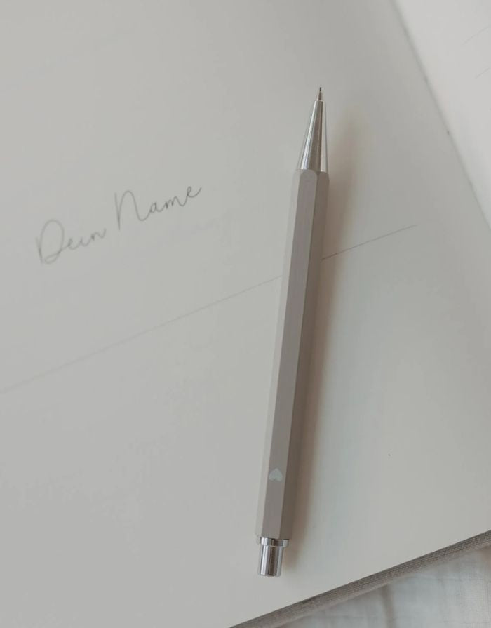  Grauer Druckbleistift von Eulenschnitt mit silberfarbenen Details, integriertem Radiergummi und nachfüllbarer Mine.