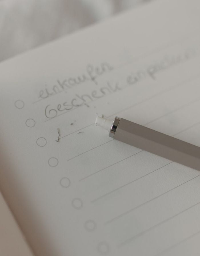  Grauer Druckbleistift von Eulenschnitt mit silberfarbenen Details, integriertem Radiergummi und nachfüllbarer Mine.