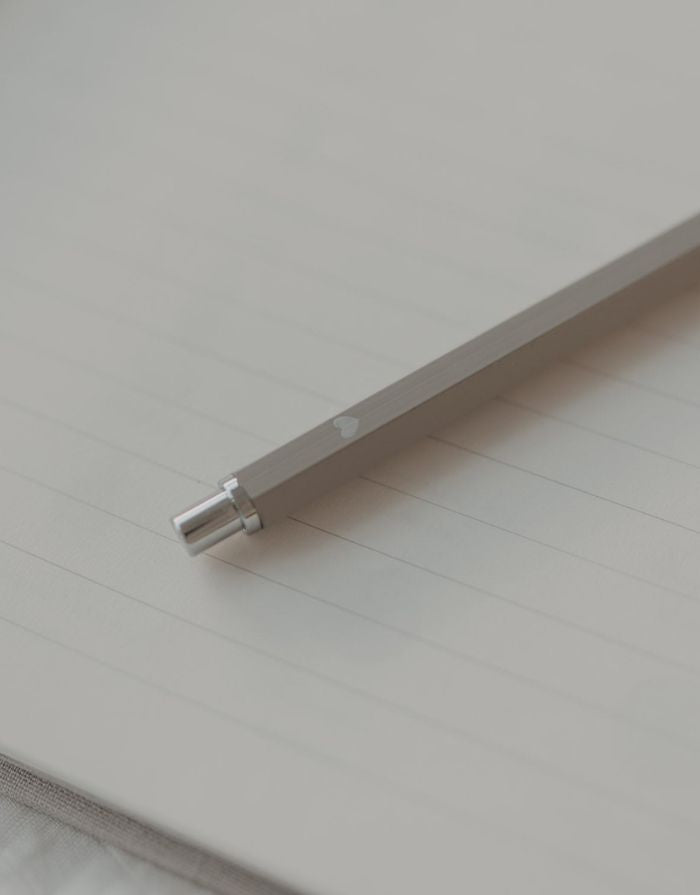  Grauer Druckbleistift von Eulenschnitt mit silberfarbenen Details, integriertem Radiergummi und nachfüllbarer Mine.