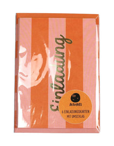 Ava & Yves Einladungskarten – 6 orange-rosa gestreifte Karten mit goldgeprägtem „Einladung“-Schriftzug und passenden Umschlägen.
