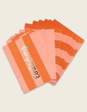 Laden Sie das Bild in den Galerie-Viewer, Ava &amp; Yves Einladungskarten – 6 orange-rosa gestreifte Karten mit goldgeprägtem „Einladung“-Schriftzug und passenden Umschlägen.
