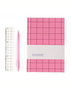 A-Journal One Line a Day Tagebuch in rosa kariertem Design, 5-Jahres-Journal, Hardcover 19x13 cm.