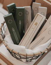 Laden Sie das Bild in den Galerie-Viewer, Kugelschreiber in Beige mit Herz in Papierverpackung von Eulenschnitt
