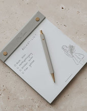 Laden Sie das Bild in den Galerie-Viewer, Kugelschreiber in Grau mit Herz in Papierverpackung von Eulenschnitt
