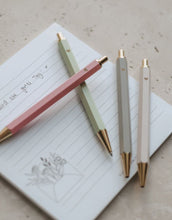 Laden Sie das Bild in den Galerie-Viewer, Kugelschreiber in Grau mit Herz in Papierverpackung von Eulenschnitt
