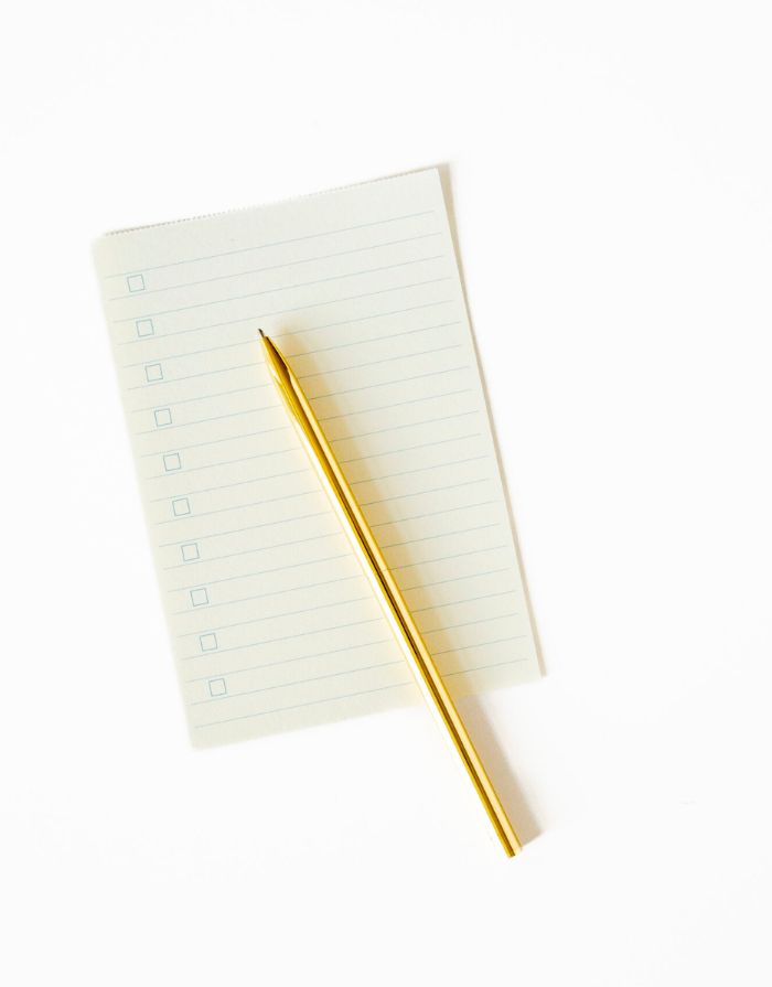 Goldfarbener Kugelschreiber von A-Journal in hochwertiger Geschenkbox für Notizen, Journaling und den Alltag auf Papier drapiert