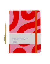 Laden Sie das Bild in den Galerie-Viewer, My Journal 2026 Flow Pink von A-Journal – eleganter Planer in zartem Rosa mit Hardcover, Wochen- und Monatsübersichten, Checklisten, Lesebändchen und elastischem Verschluss.
