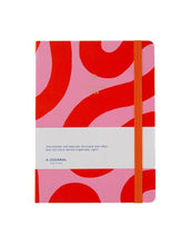 Laden Sie das Bild in den Galerie-Viewer, My Journal 2026 Flow Pink von A-Journal – eleganter Planer in zartem Rosa mit Hardcover, Wochen- und Monatsübersichten, Checklisten, Lesebändchen und elastischem Verschluss.
