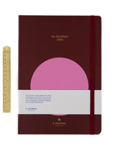 Laden Sie das Bild in den Galerie-Viewer, Kalender My Journal 2026 A4 Circle von A-Journal – großformatiger Hardcover-Planer mit minimalistischem Design, Wochen- und Monatsübersichten, Zeitspalten und Lesebändchen.

