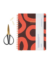 Laden Sie das Bild in den Galerie-Viewer, My Journal 2025/2026 Teacher Edition Flow von A-Journal – Große Hardcover-Agenda für Lehrer mit Wochen- und Monatsübersichten, Stundenplanseiten, Notizbereichen und FSC-Papier.
