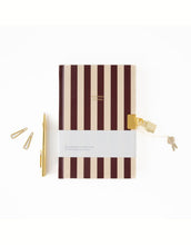 Laden Sie das Bild in den Galerie-Viewer, A-Journal Persönliches Tagebuch Stripes mit gestreiftem Einband, 19x13 cm, 0.8 cm dick.
