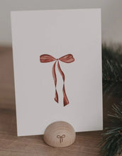 Laden Sie das Bild in den Galerie-Viewer, Postkarte Bow von Eulenschnitt mit roter Aquarellschleife auf matt lackiertem 400g Papier im DIN-A6-Format – ideal als Weihnachtskarte oder Geschenkanhänger.
