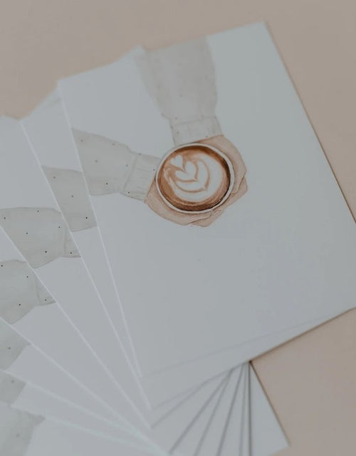 Viele  Postkarten in Weiß von Eulenschnitt mit Händen, die einen Kaffee halten