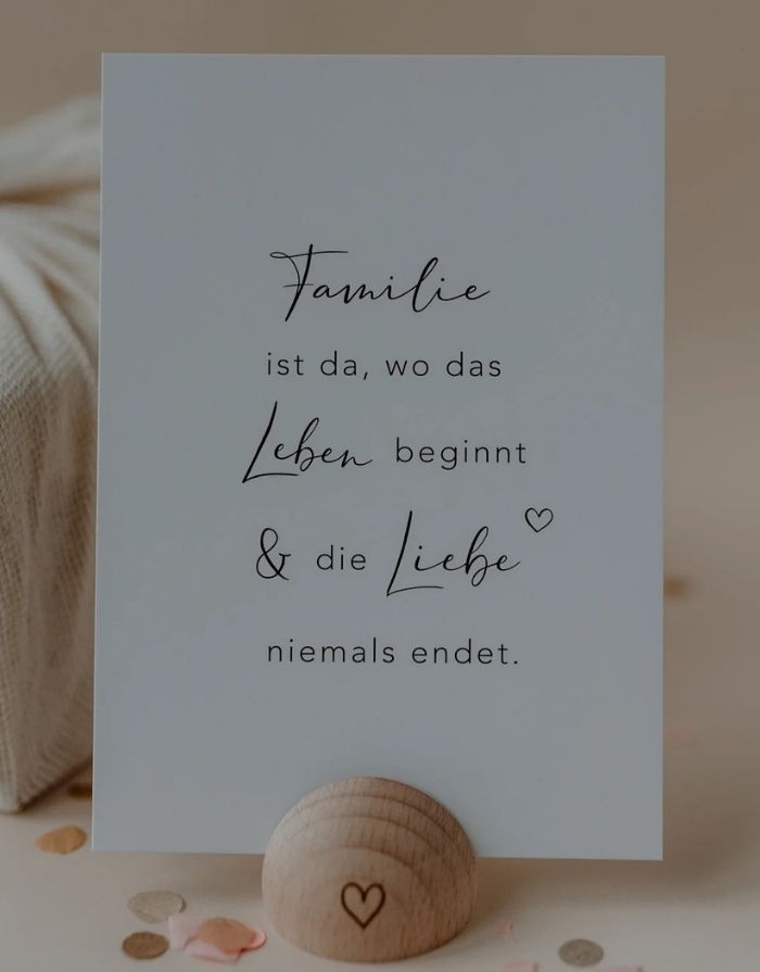 Postkarte in weiß von Eulenschnitt mit der Aufschrift in Schwarz Familie ist da, wo das Leben beginn und die Liebe niemals endet