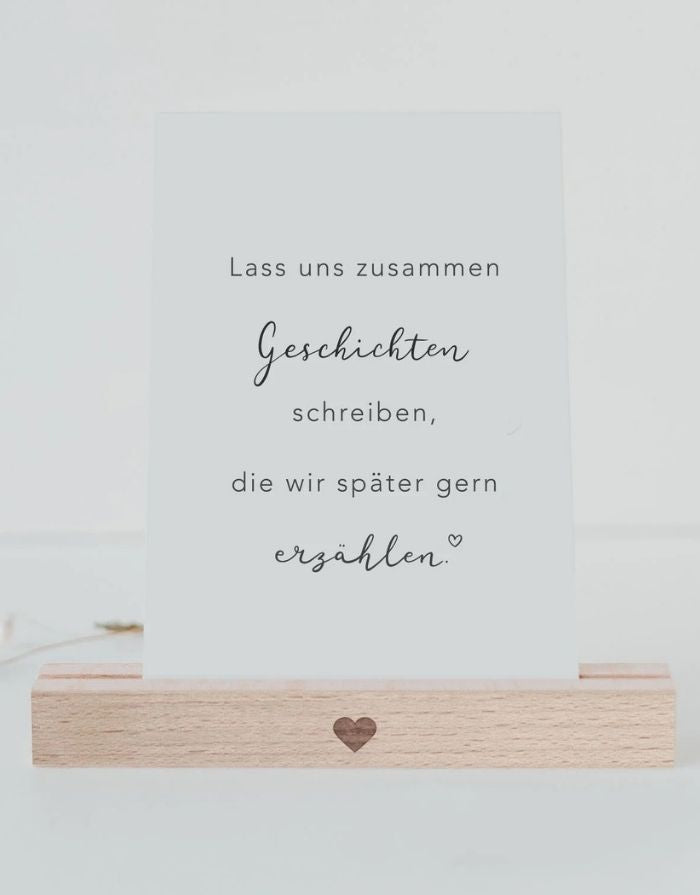 Postkarte von Eulenschnitt in weiß mit der Aufschrift in Schwarz Lasst uns zusammen Geschichten schreiben, die wir später gern erzählen