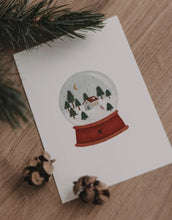 Laden Sie das Bild in den Galerie-Viewer, Postkarte Snow Globe von Eulenschnitt mit winterlichem Aquarellmotiv einer Schneekugel auf matt lackiertem 400g Papier im DIN-A6-Format – ideal als Weihnachtskarte oder Geschenkbeigabe.
