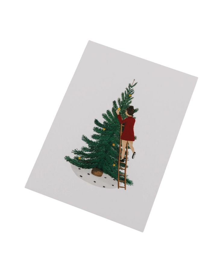 Weihnachtliche Aquarellkarte Tree Girl von Eulenschnitt, zeigt ein Mädchen mit geschmücktem Weihnachtsbaum, A6, 400 g matt lackiertes Papier.