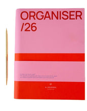Laden Sie das Bild in den Galerie-Viewer, Spiral Organizer 2026 Pink Red von A-Journal – stylischer Terminplaner in Pink und Rot mit Ringbindung, Wochen- und Monatsübersichten, Checklisten und Notizseiten.
