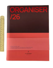 Laden Sie das Bild in den Galerie-Viewer, Spiral Organizer 2026 Coral von A-Journal – stylischer Terminplaner in Pink und Rot mit Ringbindung, Wochen- und Monatsübersichten, Checklisten und Notizseiten.
