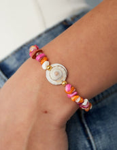 Laden Sie das Bild in den Galerie-Viewer, Armband mit rosafarbenen Muscheln und einem auffälligen Muschel-Highlight.
Sommerlicher Schmuckmix aus Stein, Muschel und Edelstahl.
