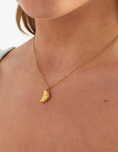 Laden Sie das Bild in den Galerie-Viewer, Goldene Halskette mit Croissant-Anhänger.
Wasserfester Edelstahlschmuck mit Pariser Flair.
