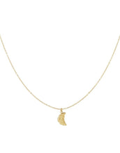 Laden Sie das Bild in den Galerie-Viewer, Goldene Halskette mit Croissant-Anhänger.
Wasserfester Edelstahlschmuck mit Pariser Flair.
