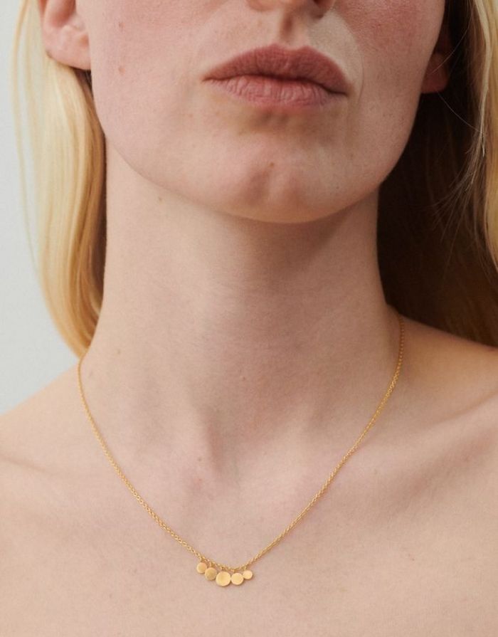 Pernille Corydon Mini Coin Necklace mit 5 mm Anhänger, verstellbare Länge 40–48 cm.